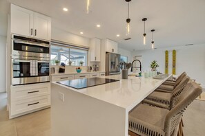 Fridge, microwave, oven, stovetop - VRCC Villa The Beach (Cape Coral)