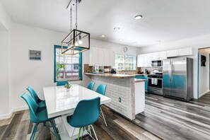 Fridge, microwave, oven, stovetop - Aqua Breeze Villa with King Bed (Hollywood)
