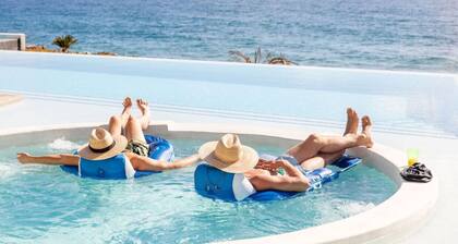 Luxury Oceanfront Condo with Private Jacuzzi & Resort Amenities