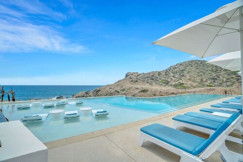 Luxury Oceanfront Condo with Private Jacuzzi & Resort Amenities