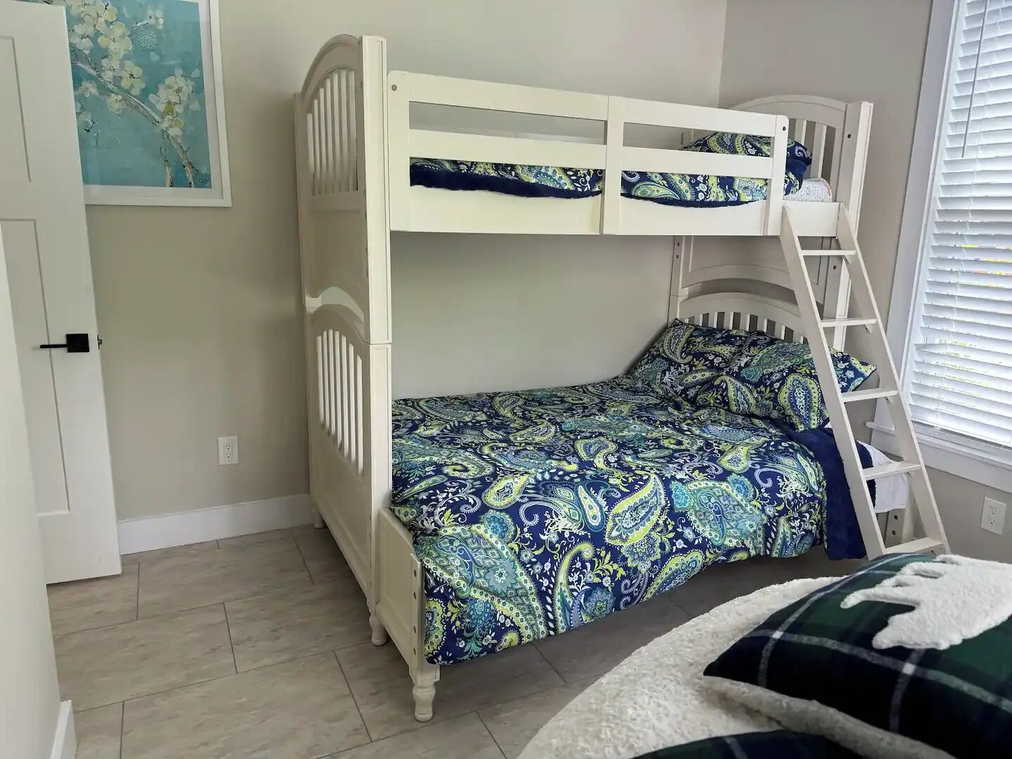 3 bedrooms, desk, iron/ironing board, travel cot