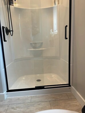 Dusche, Haartrockner, Handtücher, Seife