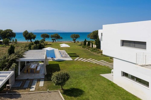 Stunning beachfront retreat, private tennis court & infinity pool