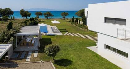 Stunning beachfront retreat, private tennis court & infinity pool