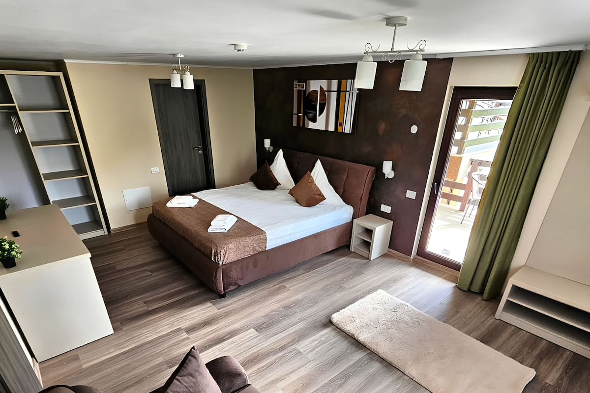 Room 4 | Free WiFi