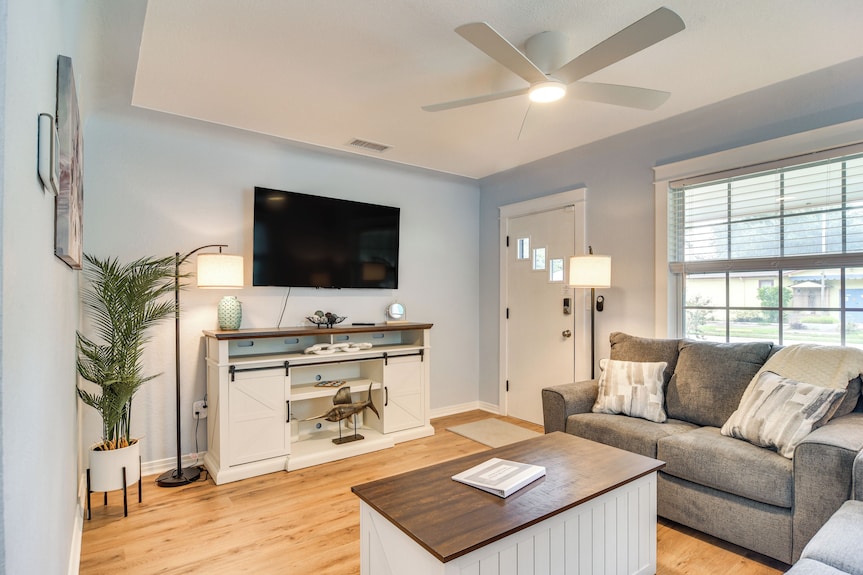 Pinellas Park Home: Swim, Golf, Grill & More! - Pinellas Park, FL