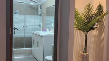 Estudio familiar, vistas a la ciudad | Baño | Ducha, artículos de higiene personal gratuitos y secador de pelo