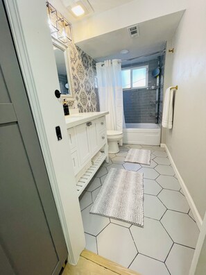 Hair dryer, towels, soap, toilet paper - Apartment at the Bowl (Edmonds)