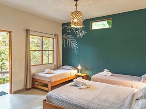 Kamar Quadruple Keluarga, pemandangan kebun | Seprai premium, busa memori, dan ruang kerja ramah laptop