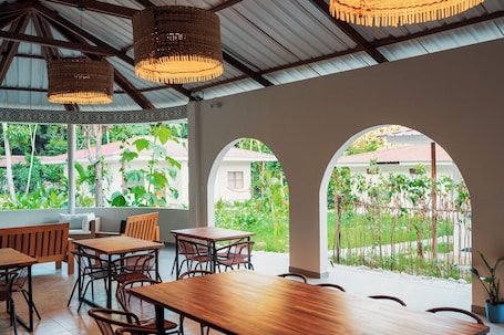 Fridge, oven, stovetop, blender