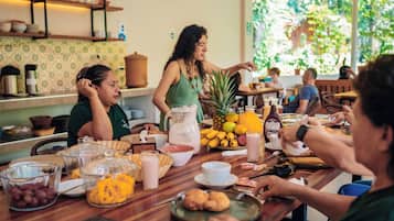 Café da manhã com buffet grátis todos os dias