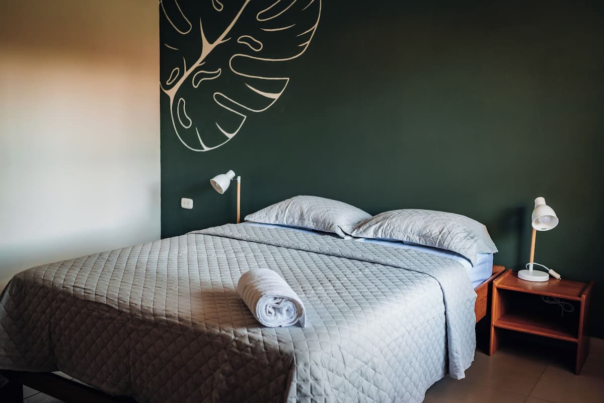Chambre Deluxe, vue jardin | Literie de qualité supérieure, matelas mémoire de forme