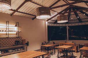 Habitación Deluxe, vistas al jardín | Cocina compartida | Frigorífico, horno, placa de cocina y licuadora