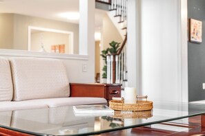 Interior - Luxury Cozy Family Retreat w/ King Bed | BBQ Grill | Game Room | Garden View (Barrie)