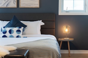 4 bedrooms, desk, iron/ironing board, free WiFi - Luxury Cozy Family Retreat w/ King Bed | BBQ Grill | Game Room | Garden View (Barrie)