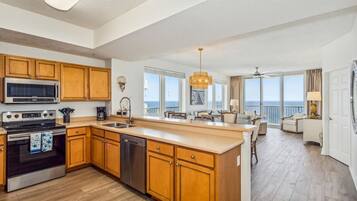 Réfrigérateur, four à micro-ondes, un four, surface de cuisson