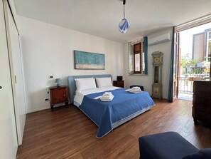 3 camere, una scrivania, ferro/asse da stiro, culla da viaggio