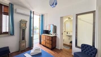 3 camere, una scrivania, ferro/asse da stiro, culla da viaggio