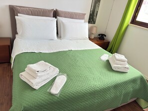 3 bedrooms, desk, iron/ironing board, travel crib - Meetup on The Terrace View with Private Parking (Palermo)