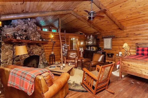 Tranquil cabin with Fireplace in Knoxville - perfect for a cozy getaway