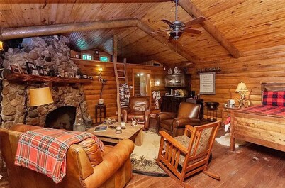 Tranquil cabin with Fireplace in Knoxville - perfect for a cozy getaway