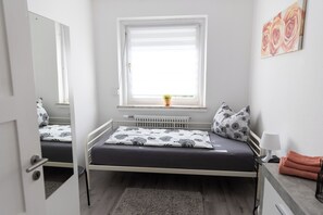 3 habitaciones, tabla de planchar con plancha, wifi y ropa de cama