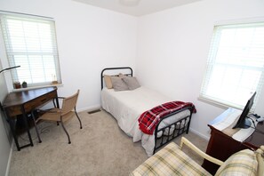4 habitaciones, tabla de planchar con plancha, wifi y ropa de cama 