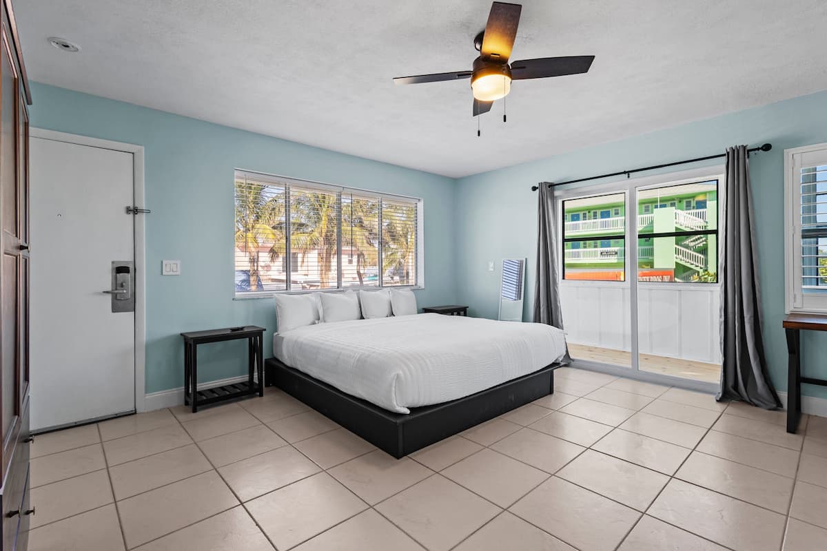 Chambre, 1 très grand lit, balcon, vue sur la plage (#1 - Partial Ocean View, King Bed) | 1 chambre, décor unique, ameublement unique, literie fournie