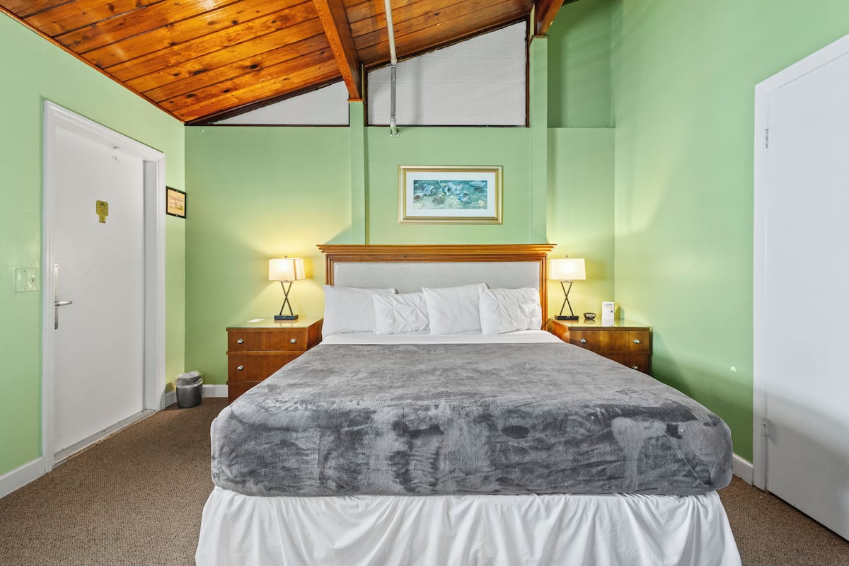 Habitació, 1 llit de matrimoni gran, balcó, vistes al jardí (Oceanfront Inn Room #10) | 1 dormitori, decoració individual, mobiliari individual i roba de llit