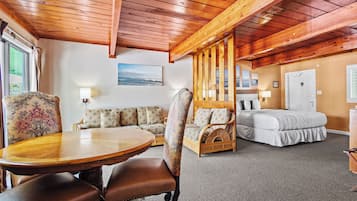 Herbergi - 1 stórt tvíbreitt rúm - svalir - útsýni yfir garð (Oceanfront Inn Suite #6) | 1 svefnherbergi, sérhannaðar innréttingar, sérvalin húsgögn, rúmföt