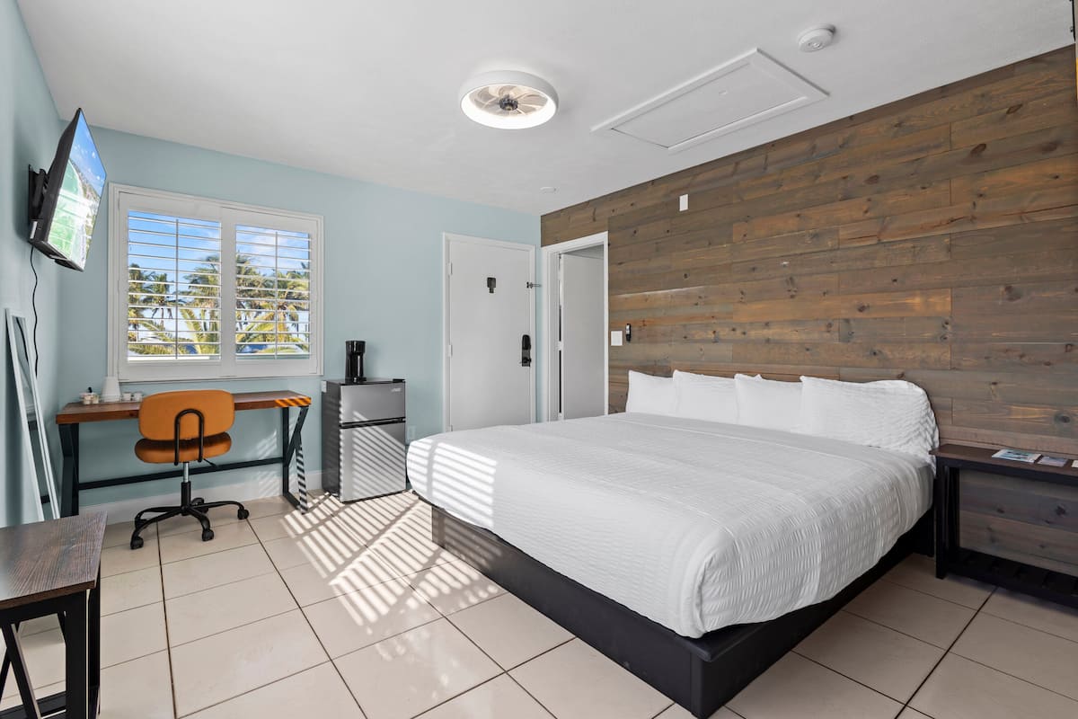 Rum - 1 kingsize-sÀng - husdjur tillÄtna (Oceanfront Inn Room #2 ) | 1 sovrum, individuell inredning, unika möbler och sÀngklÀder