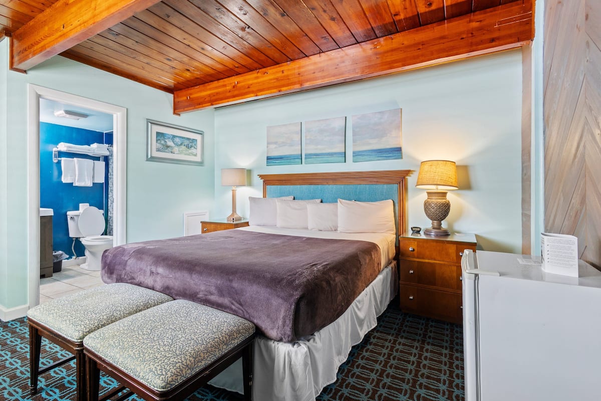 1 bedroom, individually decorated, individually furnished, bed sheets