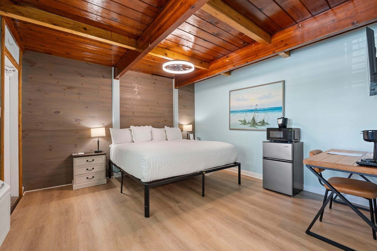 Room, 1 King Bed, Balcony, Garden View (Oceanfront Inn Room #5) | 1 bedroom, individually decorated, individually furnished, bed sheets