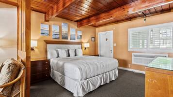 Habitació, 1 llit de matrimoni gran, balcó, vistes al jardí (Oceanfront Inn Suite #6) | 1 dormitori, decoració individual, mobiliari individual i roba de llit