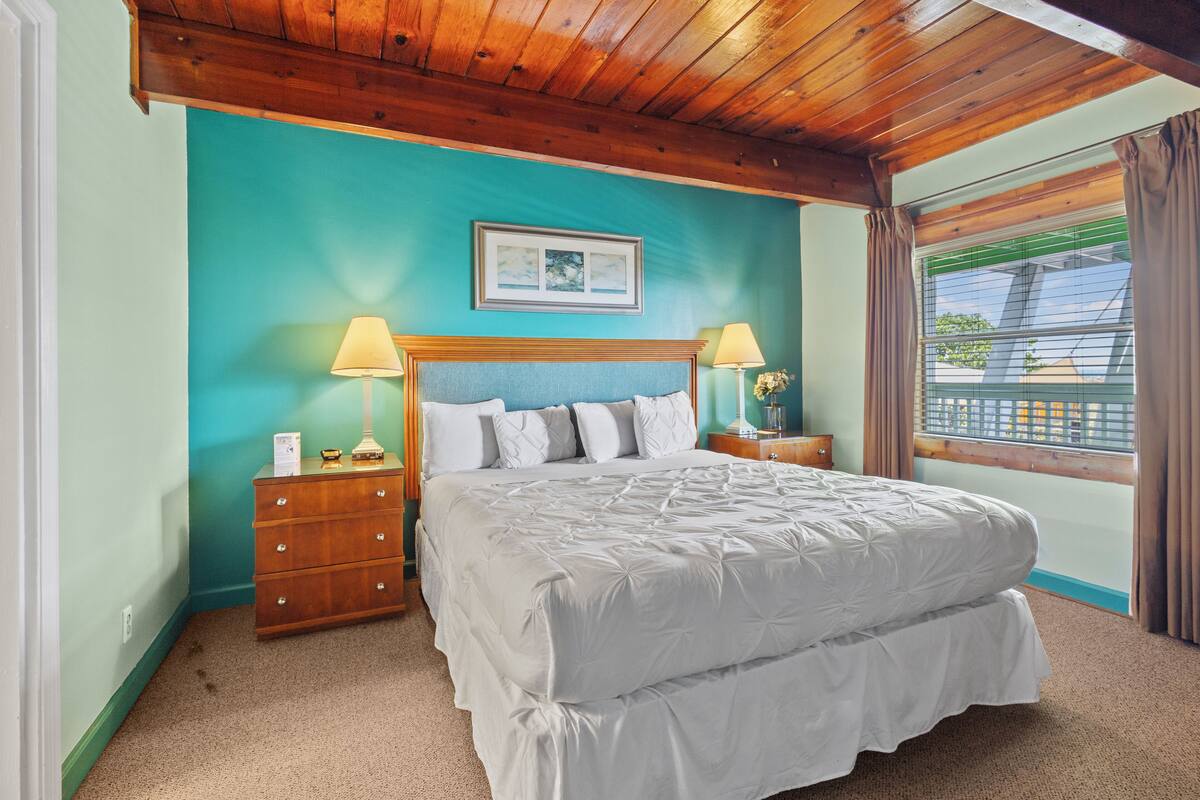 Quarto, 1 cama King, sacada, vista para o oceano (Oceanfront Inn Room #7) | 1 quarto, individualmente decorados, individualmente mobiliados