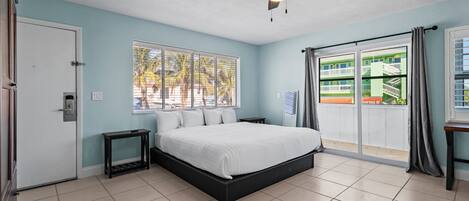 客房, 1 张特大床, 阳台, 海滩景观 (#1 - Partial Ocean View, King Bed) | 1 多间卧室、特色装修、特色家居、床单