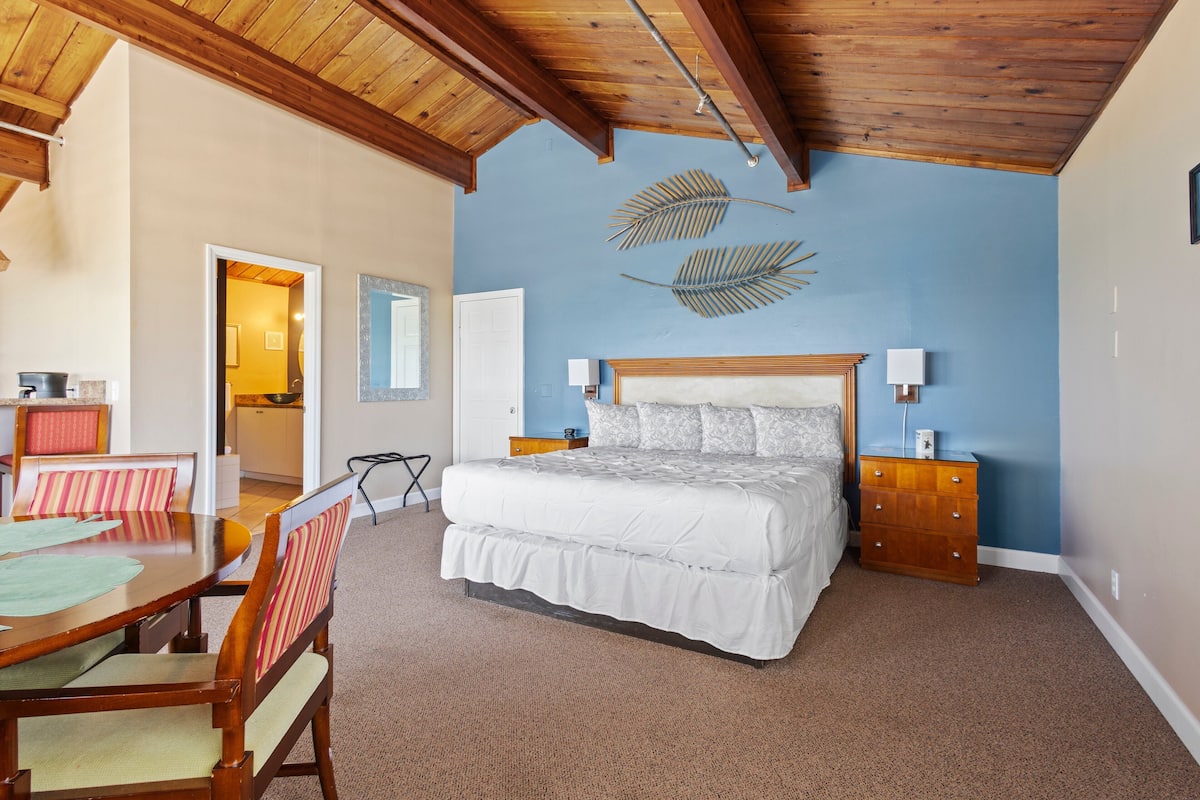 1 bedroom, individually decorated, individually furnished, bed sheets
