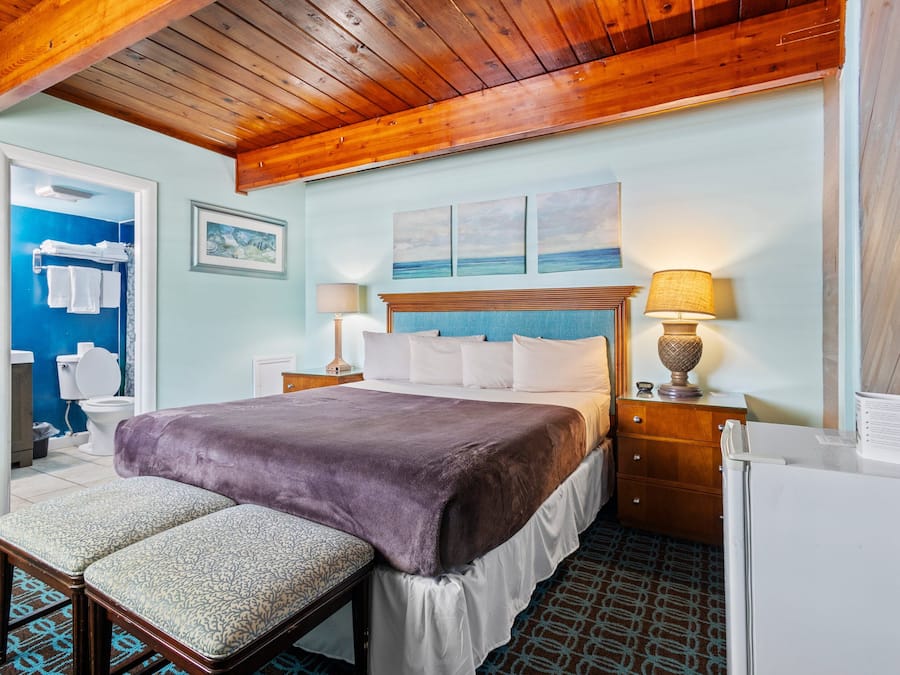 Kamer, 1 kingsize bed, balkon, uitzicht op tuin (Oceanfront Inn Room #9) | 1 slaapkamer, individueel gedecoreerd, individueel gemeubileerd