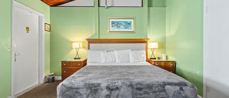Chambre, 1 très grand lit, balcon, vue jardin (Oceanfront Inn Room #10)