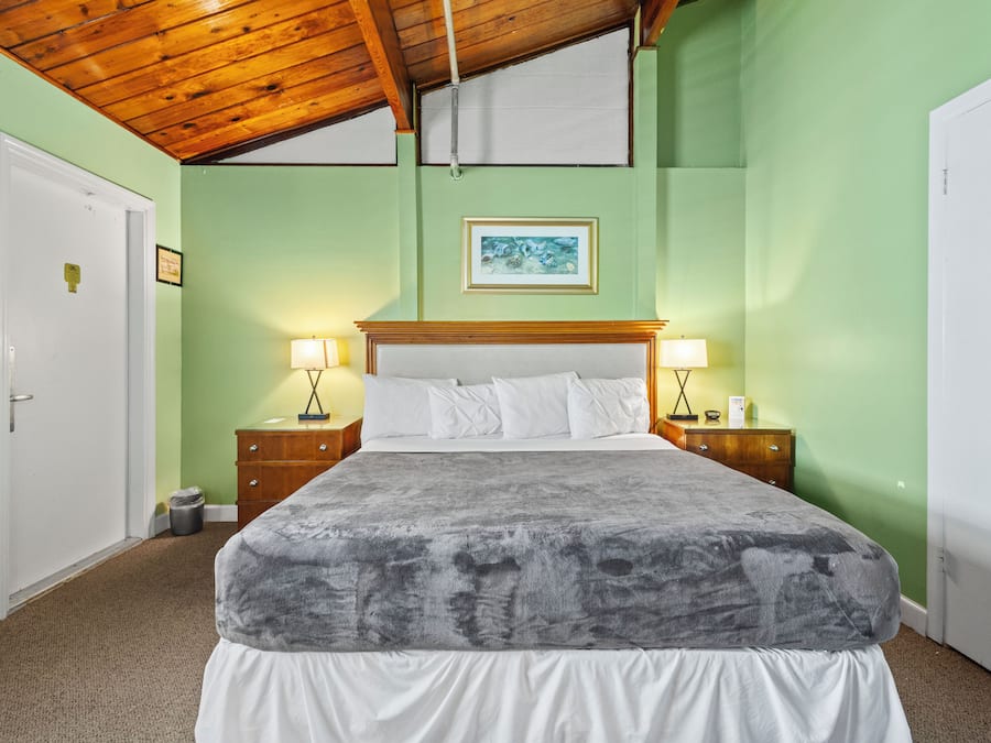 Zimmer, 1 King-Bett, Balkon, Gartenblick (Oceanfront Inn Room #10)