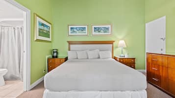 Huone, 1 suuri parisänky, parveke, näköala puutarhaan (Oceanfront Inn Room #11) | 1 makuuhuone, yksilöllisesti sisustettu, yksilöllisesti kalustettu