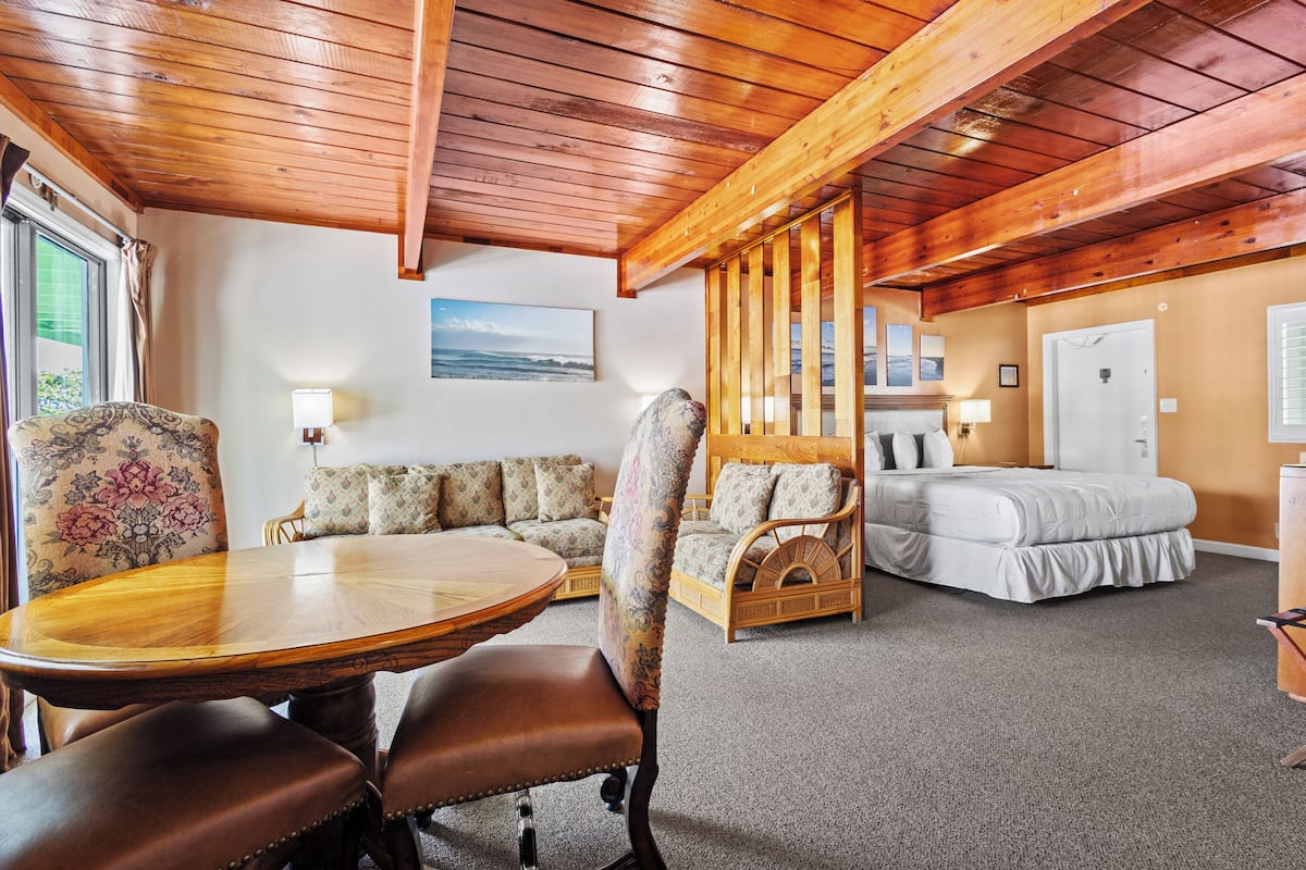 Rum - 1 kingsize-säng - balkong - utsikt mot trädgården (Oceanfront Inn Suite #6) | 1 sovrum, individuell inredning, unika möbler och sängkläder