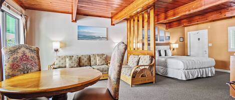 Zimmer, 1 King-Bett, Balkon, Gartenblick (Oceanfront Inn Suite #6) | 1 Schlafzimmer, individuell dekoriert, individuell eingerichtet