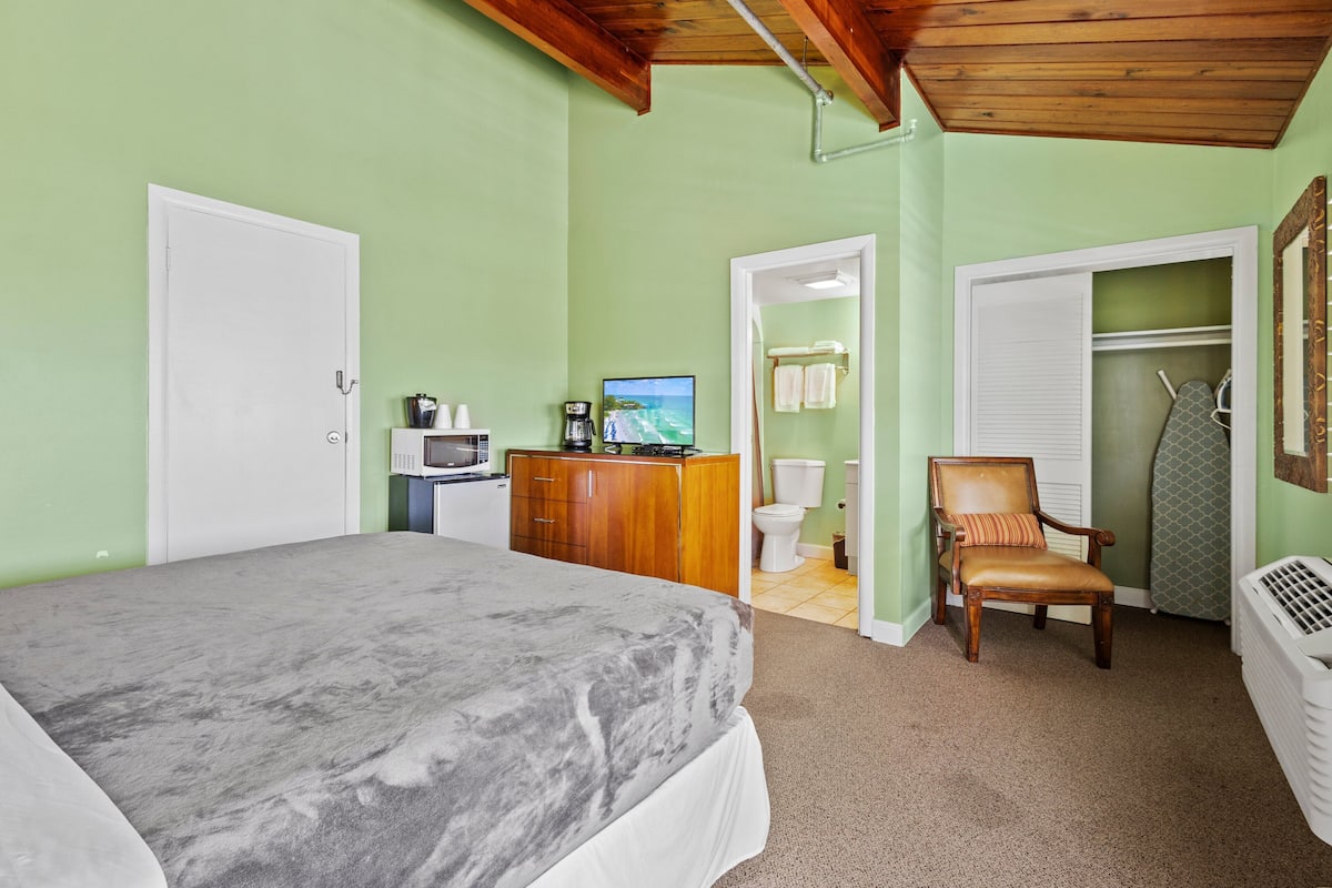Chambre, 1 trĂšs grand lit, balcon, vue jardin (Oceanfront Inn Room #10)