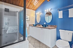 Rom, 1 kingsize-seng, balkong, havutsikt (Oceanfront Inn Suite #12) | Bad | Toalettartikler (inkludert), håndklær, såpe og toalettpapir