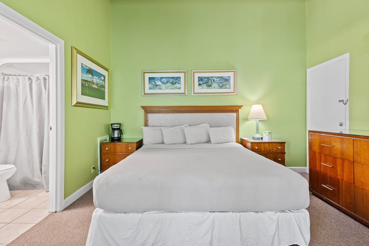 1 bedroom, individually decorated, individually furnished, bed sheets