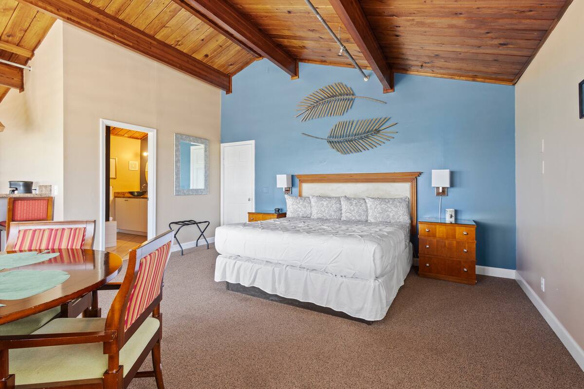 Chambre, 1 très grand lit, balcon, vue sur l’océan (Oceanfront Inn Suite #12) | 1 chambre, décor unique, ameublement unique, literie fournie