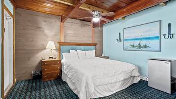 Rum - 1 kingsize-säng - balkong - utsikt mot trädgården (Oceanfront Inn Room #5) | 1 sovrum, individuell inredning, unika möbler och sängkläder