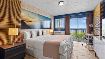 Kamer, 1 kingsize bed, balkon, uitzicht op oceaan (Oceanfront Inn Room #17) | 1 slaapkamer, individueel gedecoreerd, individueel gemeubileerd