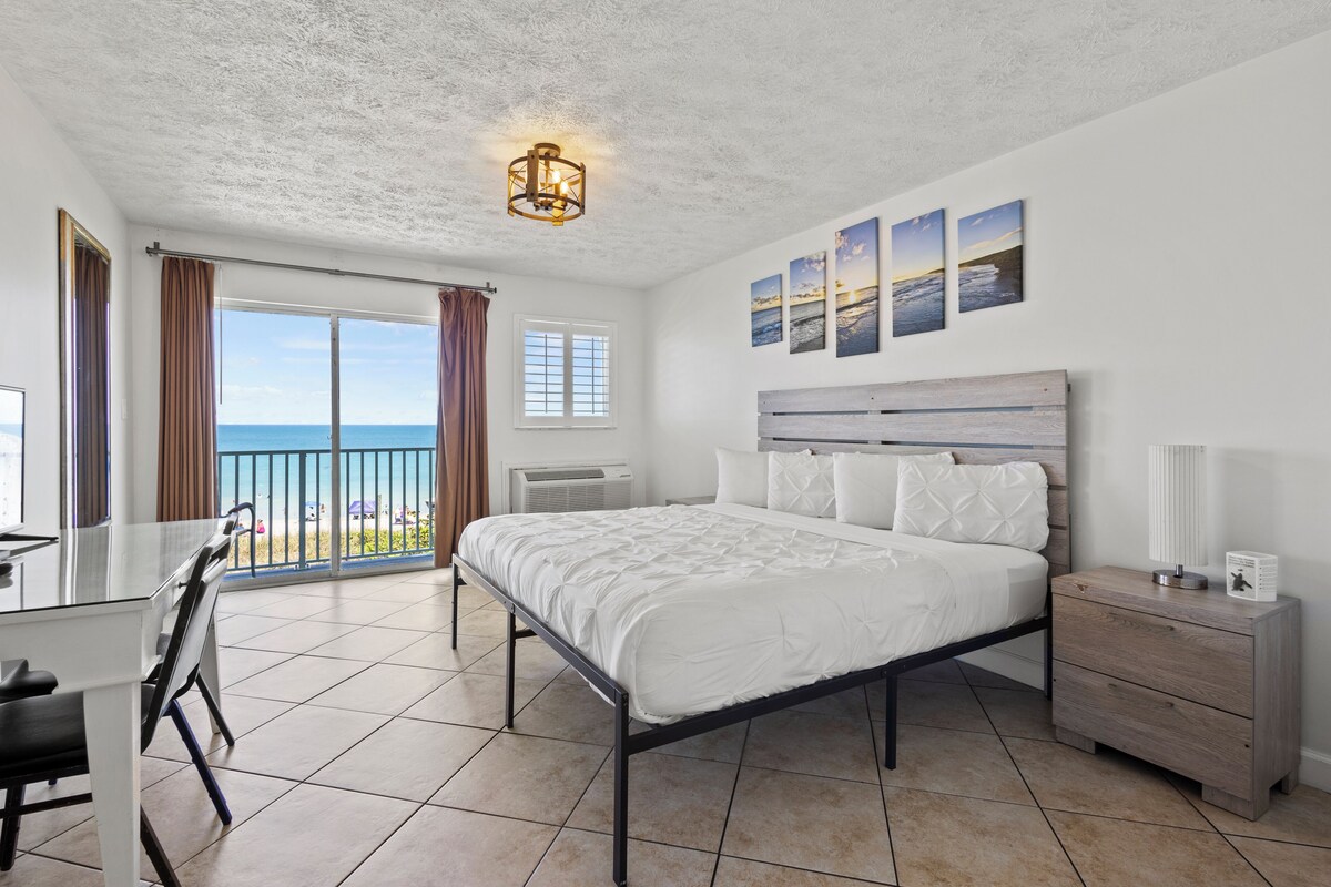 Kamer, 1 kingsize bed, balkon, uitzicht op zee (Oceanfront Inn Room #25) | 1 slaapkamer, individueel gedecoreerd, individueel gemeubileerd